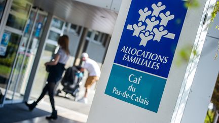 Une femme entre dans le bureau de la Caisse d'Allocations Familiales &agrave; Calais le 15 avril 2015. (PHILIPPE HUGUEN / AFP)