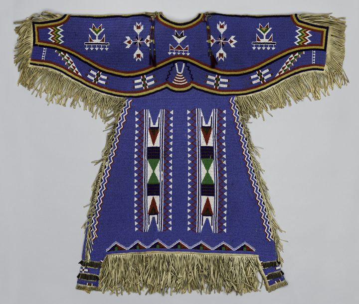 Robe de peau et de perles tissées, réalisée par une artiste dakota (sioux de l'est), yanktonai ou lakota (sioux de l'ouest), dans la réserve de Fort Peck (Montana) vers 1900
 (National Museum of Natural History, Smithsonian Institute, Washington)