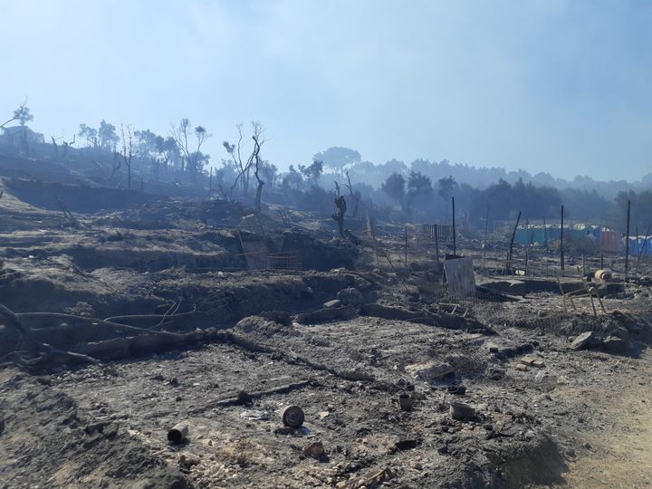 Le camp de migrants de Moria&nbsp; après l'incendie sur l'île de Lesbos, le 10 septembre 2020. (MARIE-PIERRE VEROT / FRANCE-INFO)