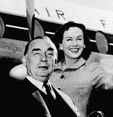 Erich Maria Remarque et l'actrice américaine Paulette Goddard (ancienne épouse de Charlie Chaplin) annoncent leur mariage le 21 octobre 1957. (AFP - STAFF)