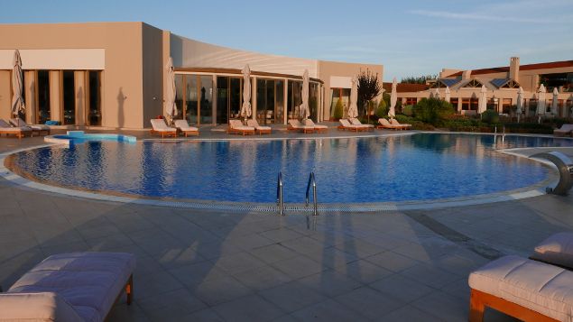 &nbsp; (Une des piscines du Sani Resort au coucher du soleil © E LANGLOIS)