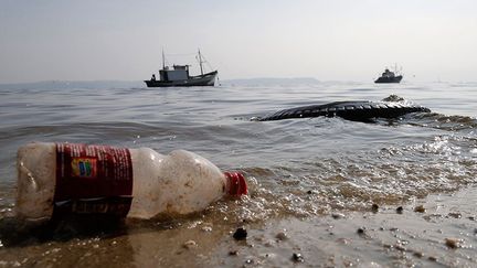 en grande partie de la détérioration des eaux de la baie. Aux milliers d’emballages en plastique et en carton qui flottent à la surface s’ajoutent les eaux sales des égouts. (Reuters/Sergio Moraes)