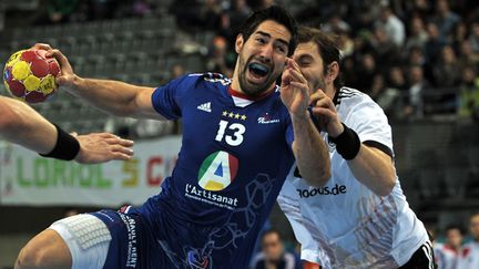 Nikola Karabatic face à Michael Haass lors de France-Allemagne