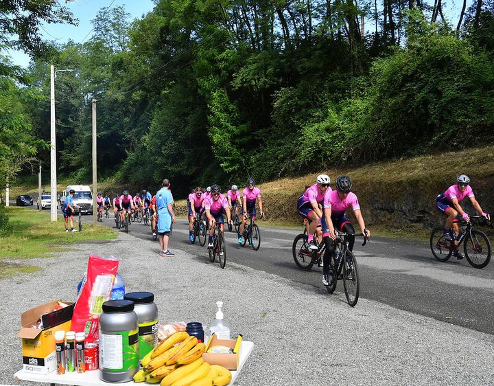 Les coureurs du "Le Tour 2021" ont le droit à leur ravitaillement aussi sur le bord des routes. (JOOLZE DYMOND)