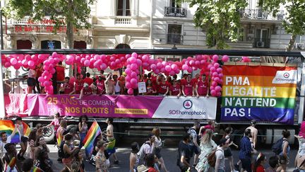 Le defilé annuel parisien avait cette annee pour mot d’ordre : « PMA, filiation : pas de loi a minima ». (SEBASTIEN MUYLAERT / MAXPPP)