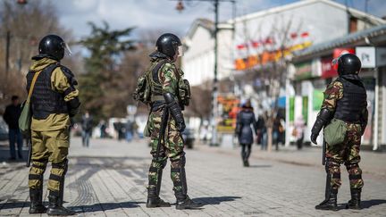 Soldats russes &agrave; Simferopol, Crim&eacute;e (Ukraine) le 17 MarS&nbsp;2014. (HANNIBAL HANSCHKE / DPA / AFP)