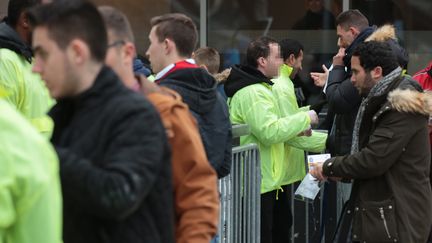 Des supporters fouillés à l'entrée du Stade de France, le 23 avril 2016, avant la finale de la coupe de la Ligue. (MAXPPP)