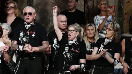 Des fans de Johnny Hallyday à l'église de la Madeleine, à Paris, le 15 juin 2018. (PHILIPPE LOPEZ / AFP)