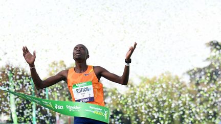 Elisha Rotich a remporté le marathon de Paris en établissant un nouveau record de l'épreuve, dimanche 17 octobre 2021. (ALAIN JOCARD / AFP)