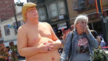 Cinq statues de Donald Trump nu ont été exposées dans plusieurs villes aux Etats-Unis. Ci-dessus, à Los Angeles.
 (JUSTIN SULLIVAN/GETTY IMAGES NORTH AMERICA/AFP)