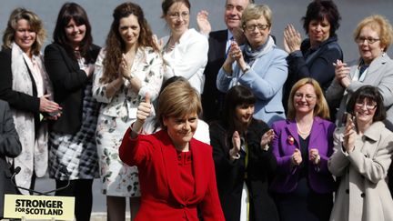 La dirigeante du parti national &eacute;cossais (SNP), Nicola Sturgeon pose devant les photographes apr&egrave;s les &eacute;lections l&eacute;gislatives britanniques, le 9 mai 2015 &agrave; Edimbourg (Ecosse).&nbsp; (RUSSELL CHEYNE / REUTERS)