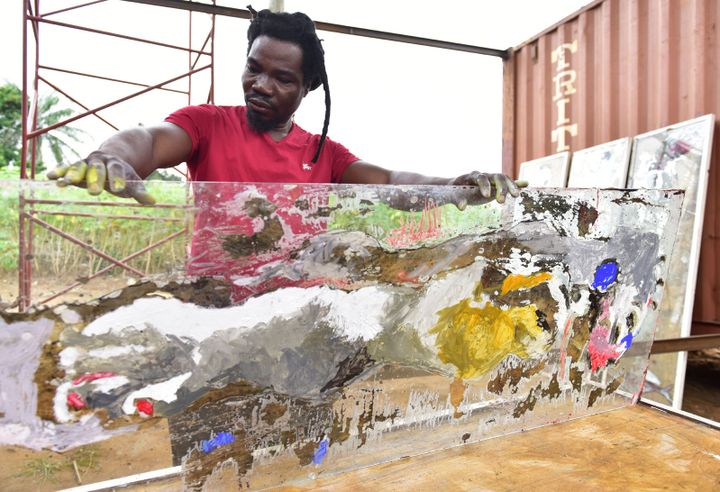 L'artiste togolais Sadikou Oukpedjo montre une de ses oeuvres
 (Issouf Sanogo / AFP)