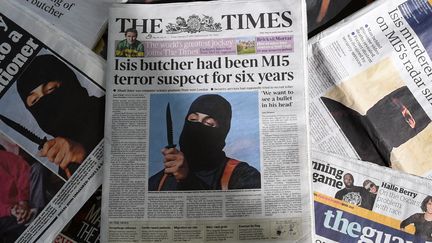 Le "Times" titre sur la r&eacute;v&eacute;lation de l'identit&eacute; de "John le jihadiste", le 27 f&eacute;vrier 2015. (DANIEL SORABJI / AFP)