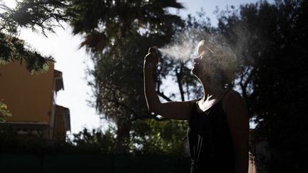 Une personne se rafraîchit avec de l'eau, à Hyères (Var), le 9 juillet 2023. (MAGALI COHEN / HANS LUCAS / AFP)