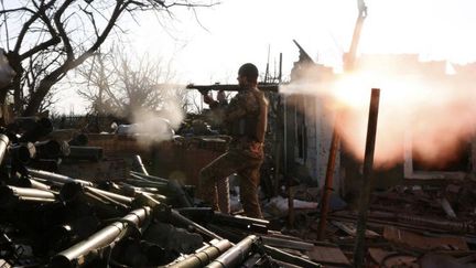 Un militaire ukrainien, armé d'un lance-grenades, affronte des éléments séparatistes à Avdiivka, dans la région de Donestsk (est de l'Ukraine), le 30 mars 2017. Malgré les accords de Minsk, la guerre est tout sauf terminée dans la région.