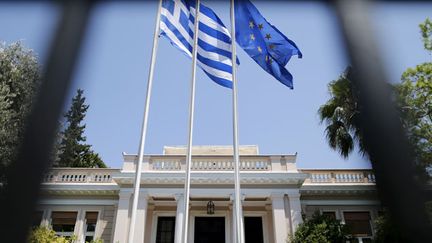 &nbsp; (Drapeaux grec et européen devant le bureau du Premier ministre à Athènes © Reuters/Christian Hartmann)