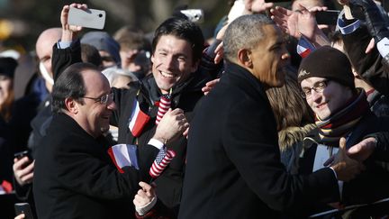 Fran&ccedil;ois Hollande et Barack Obama saluent la foule pr&egrave;s de la Maison Blanche, &agrave; Washington (Etats-Unis), le 11 f&eacute;vrier 2014. (JONATHAN ERNST / REUTERS)