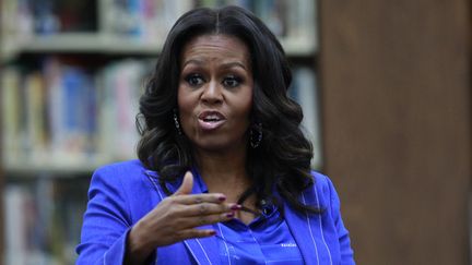 L'ancienne Première dame des Etats-Unis, Michelle Obama, lors d'une discussion dans un lycée de Chicago (Illinois, Etats-Unis), le 12 novembre 2018. (JIM YOUNG / AFP)