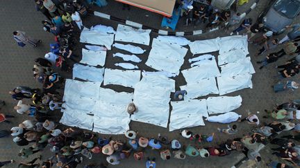 Des corps de victimes extraits de la morgue de l'hôpital des Martyrs d'Al-Aqsa avant la tenue des funérailles, le 6 novembre 2023 à Deir-al-Balah, dans la bande de Gaza. (ASHRAF AMRA / AGENCE ANADOLU / AFP)