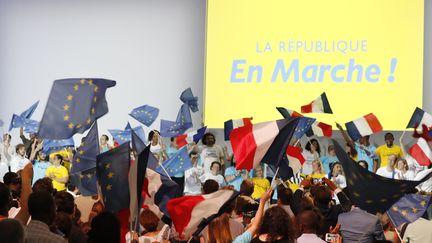 Des militants La République en marche lors d'un meeting à Paris, le 8 juillet 2017. (FRANCOIS GUILLOT / AFP)