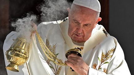 Le pape François célèbre une messe au principal stade de football de Nicosie (Chypre), le 3 décembre 2021. (ANDREAS SOLARO / AFP)