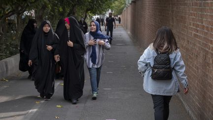 Une jeune femme se promenant sans voile dans les rues de Téhéran (Iran), le 2 novembre 2023. (photo d'illustration) (MORTEZA NIKOUBAZL / AFP)