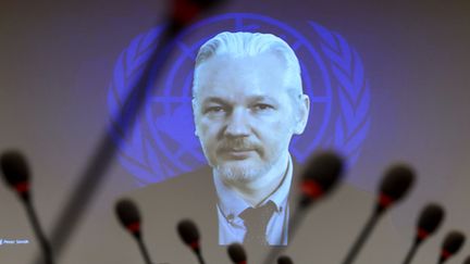 Le fondateur de WikiLeaks, Julian Assange, intervient lors d'une conf&eacute;rence, en duplex depuis l'ambassade d'Equateur &agrave; Londres (Royaume-Uni), le 23 mars 2015. (FABRICE COFFRINI / AFP)