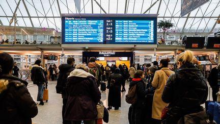 Des voyageurs attendent leur train à la gare de Lyon, à Paris, le 23 décembre 2022. Le trafic est perturbé en raison d'une grève à la SNCF. (TERESA SUAREZ / EPA)