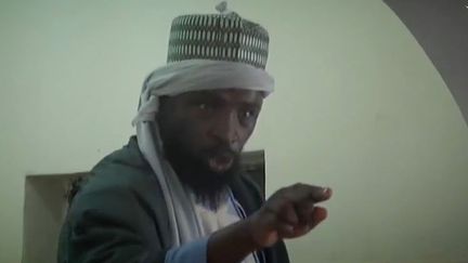 Abubakar Shekau, le chef de Boko Haram, dans une vid&eacute;o rendue publique par le groupe islamiste arm&eacute;, le 9 novembre 2014. ( BOKO HARAM / AFP)