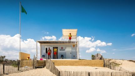 Le poste de secours, sous drapeau vert, de la plage de Toreilles (Pyrénées-Orientales) en juin 2021. (JC MILHET / HANS LUCAS)