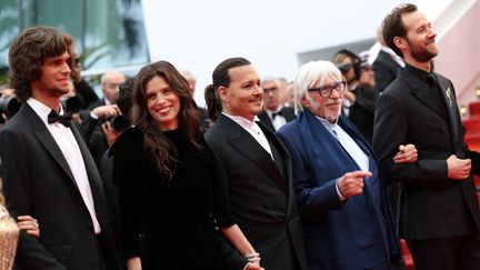 Le sourire et la joie l'emportent malgré l'excitation et le stress. A la droite de Maïwenn, son fils Diego Le Fur, à sa gauche, l’acteur Johnny Depp dont la présence sur le tapis rouge a été saluée par le public malgré les polémiques. La réalisatrice et actrice Maïwenn emmène toute son équipe à la projection de son film "Jeanne du Barry", qui ouvre le festival. A droite de la photo : Pierre Richard et Benjamin Lavernhe. (PASCAL LE SEGRETAIN / GETTY IMAGES EUROPE)