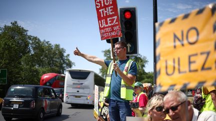 A Londres, le 25 juin 2023, rassemblement des opposants à l'extension de la zone réservée aux voitures les moins polluantes (Ultra Low Emission Zone, ULEZ) (HENRY NICHOLLS / AFP)