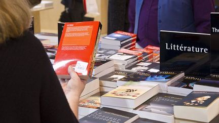 Dans une boutique de livres à Paris... (07/01/2012)
 (AFP / Nathan Alliard / Photononstop)