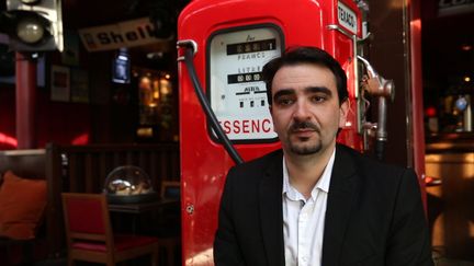 Pierre Chasseray, dans un café parisien, le 5 décembre 2013. (MAXPPP)