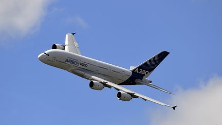 Un Airbus A380-800 effectue un vol de d&eacute;monstration au salon a&eacute;ronautique de Farnborough (Royaume-Uni), le 14 juillet 2014. (CARL COURT / AFP)