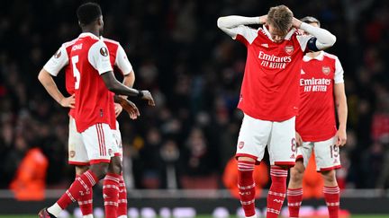 La détresse de Martin Odegaard et des Gunners après leur élimination face au Sporting, en 8e de finale retour de Ligue Europa, le 16 mars 2023. (GLYN KIRK / AFP)