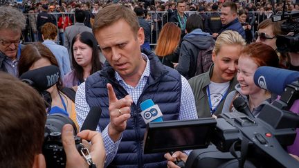 L'opposant russe Alexeï Navalny lors d'une manifestation à Moscou, le 30 avril 2018. (TATYANA MAKEYEVA / REUTERS)