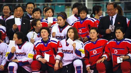 Des joueuses sud-coréennes et nord-coréennes, lors d'une rencontre dans le cadre de la division II du championnat du monde féminin, le 6 avril 2017 à Gangneung (Corée du Sud). (JUNG YEON-JE / AFP)