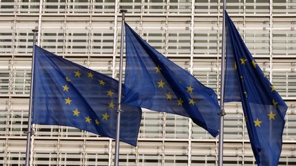 Des drapeaux de l'Union européenne devant le siège de la Commission européenne, à Bruxelles, le 25 décembre 2020. (FRANCOIS WALSCHAERTS / AFP)