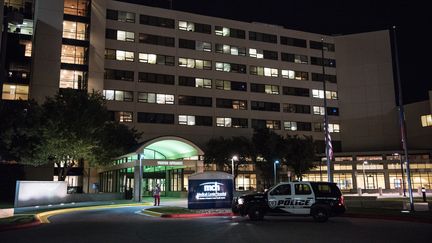 Une voiture de police devant l'hôpital d'Odessa, au Texas (Etats-Unis), après une fusillade ayant fait au moins cinq morts, le 31 août 2019.&nbsp; (CENGIZ YAR / GETTY IMAGES NORTH AMERICA / AFP)