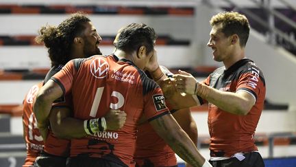 Les Toulonnais célèbrent leur victoire bonifiée contre le CA Brive, au stade Mayol. (NICOLAS TUCAT / AFP)