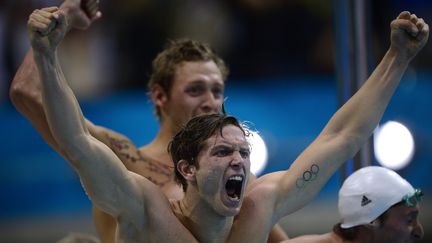 Le nageur fran&ccedil;ais Cl&eacute;ment Lefert crie de joie apr&egrave;s avoir remport&eacute; l'or lors de la finale du relais 4x100 m&egrave;tres, dimanche 29 juillet &agrave; Londres (Royaume-Uni). (LEON NEAL / AFP)