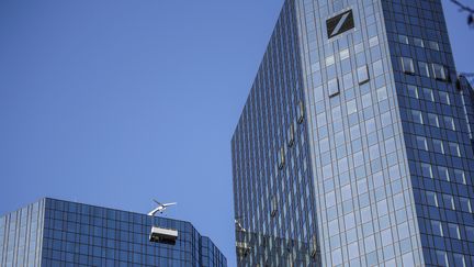 Le siège de la Deutsche Bank à Francfort (Aallemagne), dans le quartier des affaires. (ARMANDO BABANI / AFP)