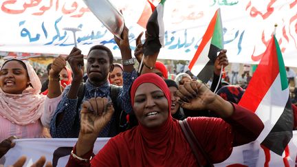 Manifestants devant le ministère de la Défense à Khartoum, capitale du Soudan, le 17 avril 2019. (Reuters - UMIT BEKTAS / X90076)