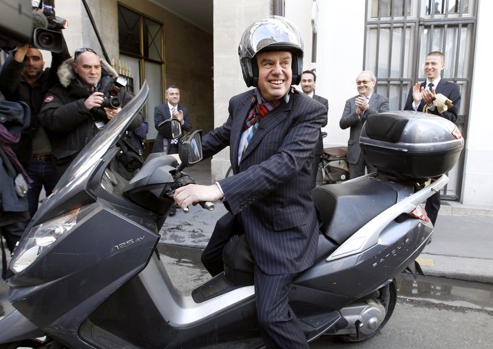 L'ex-ministre de la Culture, Fr&eacute;d&eacute;ric Mitterrand, repart du minist&egrave;re apr&egrave;s la passation de pouvoirs, le 17 mai 2012.&nbsp; (THOMAS SAMSON / AFP)