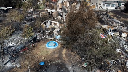 Une vue aérienne&nbsp;des dégâts causés par un grand incendie qui a touché le Grand Londres, à Wennington, le 20 juillet 2022. (LEON NEAL / GETTY IMAGES EUROPE)