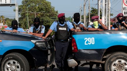 Des policiers bloquent l'entrée d'une église à Managua, au Nicaragua, le 14 juillet 2018. (OSWALDO RIVAS / REUTERS)