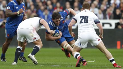 Le Français Paul Gabrillagues tente d'esquiver deux Anglais lors du Tournoi des six nations, le 10 mars 2018. (THOMAS SAMSON / AFP)