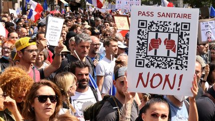 Près de 15 000 personnes ont défilé à Paris samedi 31 juillet, dans plusieurs manifestations contre le pass sanitaire, comme ici, entre la gare Montparnasse et le ministère de la Santé. (DELPHINE GOLDSZTEJN / MAXPPP)