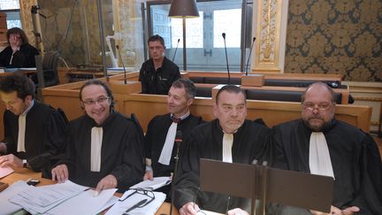 Les avocats de Daniel Legrand, que l'on aper&ccedil;oit au second rang, lors du troisi&egrave;me proc&egrave;s Outreau, devant la cour d'assises des mineurs de Rennes (Ille-et-Vilaine), mercredi 19 mai.&nbsp; (DAMIEN MEYER / AFP)